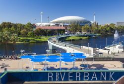 Veduta del fiume Torrens e dell'Adelaide Oval, Australia. Sono due simboli della città oltre che due frequentate attrazioni turistiche - © ymgerman / Shutterstock.com