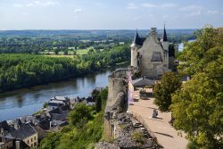 Veduta del fiume Vienne dalla Fortezza Reale di Chinon, Loira, Francia. Questo fiume si snoda per circa 363 chilometri ed è il principale affluente della Loira per volume d'acqua.

 ...