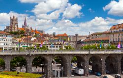 Veduta del Grand Pont e della cattedrale di Losanna, Svizzera. Chiamato inizialmente Pont Pichard, questo ponte attraversa la vallata di Flon. Largo 10 metri prevedeva sin dall'origine due ...