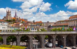 Veduta del Grand Pont e della cattedrale di Losanna, Svizzera. Chiamato inizialmente Pont Pichard, questo ponte attraversa la vallata di Flon. Largo 10 metri prevedeva sin dall'origine due ...