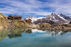 Veduta del Lago Bianco con l'omonimo rifugio a Argentiere, Chamonix, Francia.

