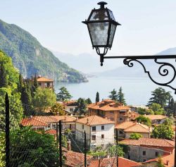 Veduta del lago di Como da Menaggio, Lombardia. Fotografato dalle colline del villaggio, il Lario si presenta in tutto il suo splendore - © Alexander Chaikin / Shutterstock.com