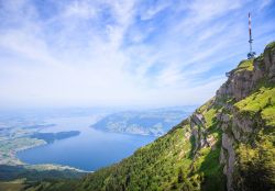Veduta del lago di Lucerna dalla vetta del Rigi Kulm, Svizzera. Con i suoi 1798 metri di altezza sul livello del mare, il Rigi Kulm è la cima più alta del Rigi.



