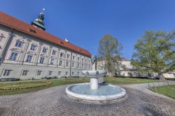 Veduta del Landhaus con la fontana di Kiki Kogelnik a Klagenfurt, Austria. Sono due dei simboli di questa cittadina che affascina per la sua ricchezza di testimonianze del passato e del presente ...