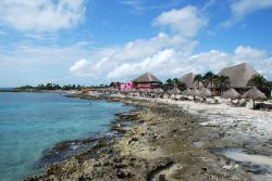 Veduta del litorale roccioso in un tratto della Costa Maya a Mahahual, Messico.

