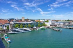 Veduta del lungolago a Friedrichshafen, Germania, con passeggiata e navi ormeggiate - © UllrichG / Shutterstock.com