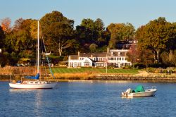 Veduta del lungomare di Greenwich, Connecticut (USA). Questa cittadina portuale è una delle più ricche degli Stati Uniti - © James Kirkikis / Shutterstock.com