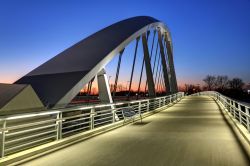 Veduta del Main Street Bridge di Columbus, Ohio, di sera.
