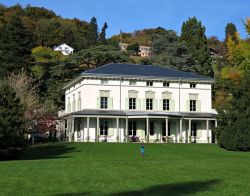 Veduta del Manoir de Ban a Corsier-sur-Vevey, Svizzera. Qui Charlie Chaplin visse con la famiglia i suoi ultimi 25 anni di vita. Sulle rive del lago di Ginevra è stato eretto un monumento ...