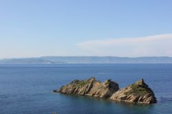 Veduta del Mar Mediterraneo dal Parco Nazionale di Port Cros nei pressi di Tolone, Francia.

