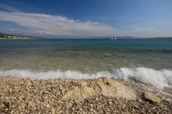 Veduta del Mare Adriatico che si infrange sulla spiaggia ciottolata di Crikvenica, Croazia - © lero / Shutterstock.com