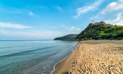 Veduta del mare e della spiaggia di Punta Ala, Toscana.



