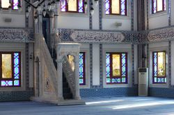 Veduta del minbar della moschea Kuyularonu di Alanya, Turchia. Costruita nel 2005, questa moschea è un luogo di preghiera ma non solo: ospita infatti una biblioteca per turisti stranieri ...