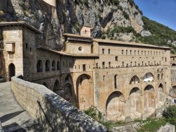 Veduta del monastero di San Benedetto a Subiaco, provincia di Viterbo, Lazio. La costruzione addossata al Monte Taleo è sorretto da nove alte arcate in parte ogivali.



