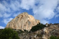 Veduta del Monte Ifach a Calpe, Spagna. Qui sorge un parco naturale di 47 ettari; si tratta di un'enorme mole calcarea che discende in modo brusco sino al mare.

