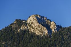 Una veduta del monte Schober sul lago Fuschl in estate, Austria.

