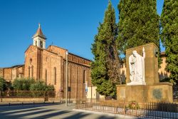 Veduta del monumento a ricordo dei caduti delle guerre nel centro di Prato, Toscana, in una giornata di sole.
