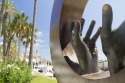 Veduta del monumento di Lorenzo Quinn a Facundi Bacardi a Sitges, Spagna. Facundi è stato il fondatore della distilleria di rum Bacardi; era originario della cittadina di Sitges - © ...