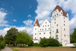 Veduta del Neues Schloss a Ingolstadt, Germania. Fra i più importanti edifici del XV° secolo costruiti in Baviera, il Nuovo Castello ospita attualmente il museo dell'esercito ...