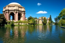 Veduta del Palazzo delle Belle Arti a San Francisco, California. L'architetto che lo progettò, Bernard Maybeck, ha voluto richiamare il tema delle rovine di Roma, ispirandosi sia ...