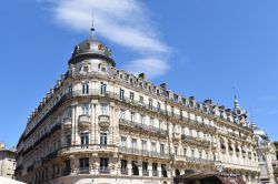Veduta del palazzo in stile Haussmannian in piazza della Commedia a Montpellier, Francia. E' stato costruito nella seconda metà del XIX° secolo - © David Vioque / Shutterstock.com ...