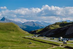 Veduta del parcheggio Belelcombe a Val Cenis, Francia. Nel cuore del parco nazionale della Vanoise, questo parcheggio è servito dagli shuttle ed è accessibile ai veicoli. E' ...