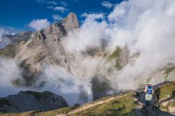 Veduta del Petit Muveran fra le nuvole sopra il villaggio di Ovronnaz, Svizzera. Questo monte delle Alpi bernesi s'innalza sino a 2810 metri di altezza al confine tra Vaud e Vallese.


 ...