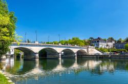 Veduta del Pont-Neuf sul fiume Charente a Cognac, Francia.

