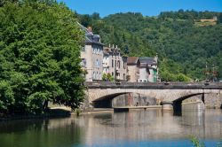 Veduta del Pont de Consuls a Villefranche-de-Rouergue, Francia, sul fiume Aveyron.
