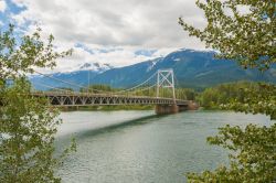 Veduta del ponte di Revelstoke attraverso il Columbia River, Canada.
