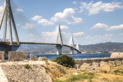 Veduta del ponte Rion Antirion dall'interno della fortezza di Patrasso, Grecia. Con i suoi 2883 metri è il ponte strallato più lungo del mondo.
