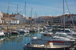 Veduta del porto con le imbarcazioni ormeggiate a Saint-Martin-de-Re, Francia. Siamo nella regione della Nuova Aquitania, nel dipartimento della Charente Marittima - © Jiri Vondrous / Shutterstock.com ...