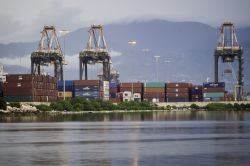 Veduta del porto di Kingston, Giamaica, con i container da caricare sulle navi © Craig F Scott / Shutterstock.com