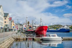 Veduta del porto di Kristiansund con alcune grandi navi ormeggiate, Norvegia.


