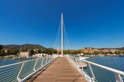Veduta del porto di La Spezia dal ponte di Thaon Revel, Liguria. Questa struttura collega la passeggiata Morin al Porto Mirabello ampliando così la già lunga passeggiata a mare ...