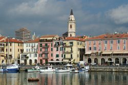 Veduta del porto di Oneglia, provincia di Imperia, in una giornata con il cielo nuvoloso (Liguria).
