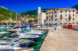 Veduta del porto e della città di Komiza, isola di Vis, durante l'estate (Croazia). Siamo in una delle più famose destinazioni turistiche del paese. Dieci anni dopo il film ...