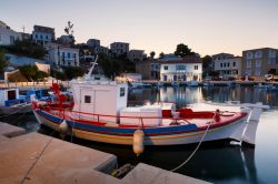 Veduta del porto sull'isola di Inousses, Grecia, all'alba. Siamo nell'Egeo Settentrionale - © Milan Gonda / Shutterstock.com