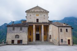 Veduta del santuario di San Magno a Castelmagno, Valle Grana, Piemonte. E' normalmente aperto da giugno a settembre quando offre servizio di pernottamento e ristoro ai pellegrini.

