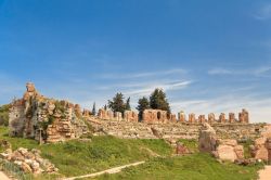 Veduta del teatro romano di Nicopolis, Preveza, Grecia. Sorge a ovest della cinta interna e sono tutt'oggi visibili una ventina di gradinate su cui in antichità sedevano gli spettatori.

 ...