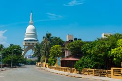 Veduta del tempio buddhista Sambodhi Chaithya a Colombo, Sri Lanka. Edificato in cemento armato, questo stupa sorge nei pressi del porto della città. E' stato progettato dall'architetto ...