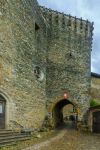 Veduta del vecchio arco d'ingresso nella mura medievali di Perouges, Francia. E' considero uno fra i più bei villaggi del territorio nazionale.


