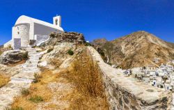 Veduta del villaggio di Chora a Serifos, Grecia. Capitale dell'isola, questo bel villaggio abbarbicato su una collina è famoso per le sue abitazioni d'un bianco splendente e per ...