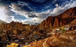 Una bella veduta del villaggio di Dhankar (3894 mts), nella Spiti Valley, Himachal Pradesh, India. In questo grazioso villaggio, sovrastato dal monastero locale di Dhankar Gompa, sorgono 68 ...