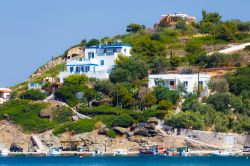 Veduta del villaggio di Kini, isola di Syros, Grecia. Questo borgo a circa 9 km dalla capitale Ermopoli è caratterizzato da una bella spiaggia di sabbia chiara e sassolini; nelle vicinanze ...