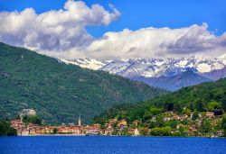 Veduta del villaggio di Mergozzo a pochi chilometri dal lago Maggiore, Piemonte. Sullo sfondo le Alpi innevate.


