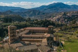 Una bella veduta del villaggio di Subiaco e dell'abbazia di Santa Scolastica, provincia di Viterbo, Lazio.

