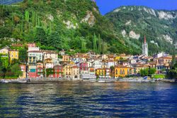 Veduta del villaggio di Varenna, Lombardia. Le abitazioni variopinte di questo comune della provincia di Lecco si affacciano sul lago di Como. Di fronte si trova Bellagio a cui il borgo è ...