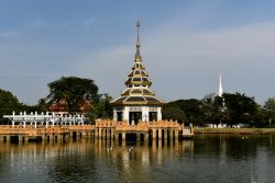 Veduta del Viman Saran Nawamin Building nel parco Chalerm Kanchanaphisek a Nonthaburi, Thailandia. L'edificio si trova in un parco pubblico sulle sponde del fiume Chao Pharaya.
