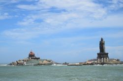 Veduta del Vivekananda Rock Memorial a Kanyakumari, Trivandrum, India. Si tratta di un monumento sacro in onore di un monaco indù costruito su uno scoglio roccioso di 1,6 ettari a 500 ...